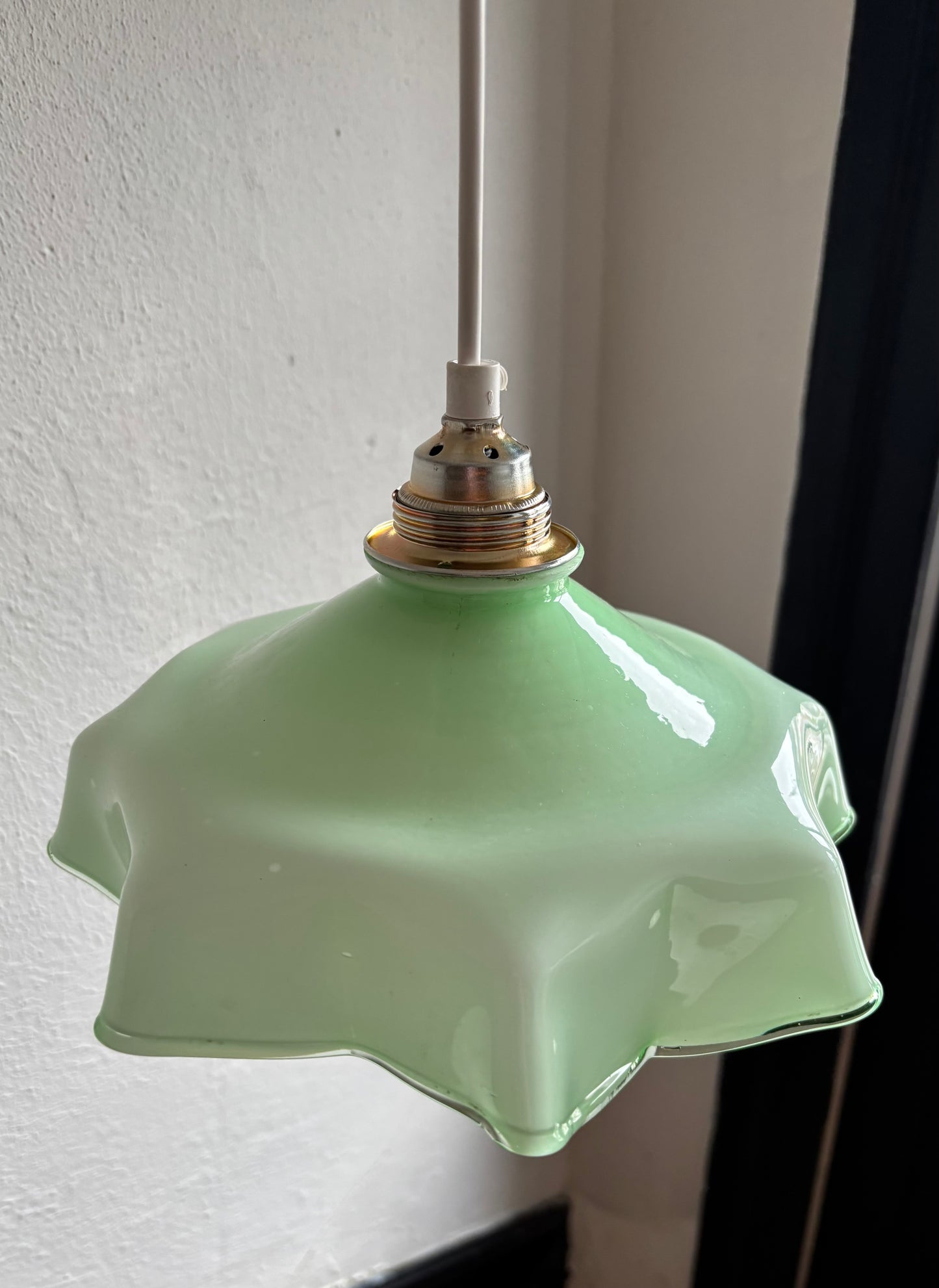 620 - Vintage groene opaline melkglazen 'bloem' hanglamp