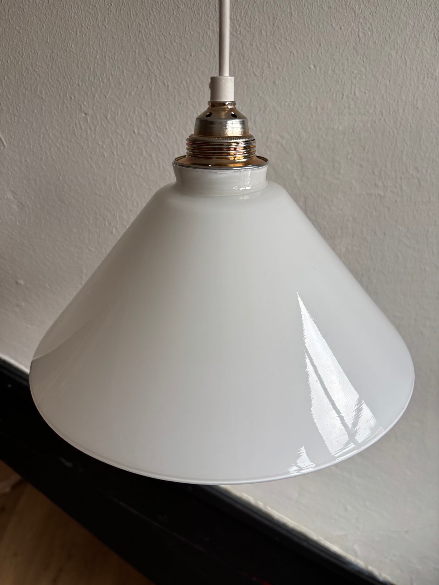 567/1 - Vintage opaline melkglazen 'driehoek' hanglamp
