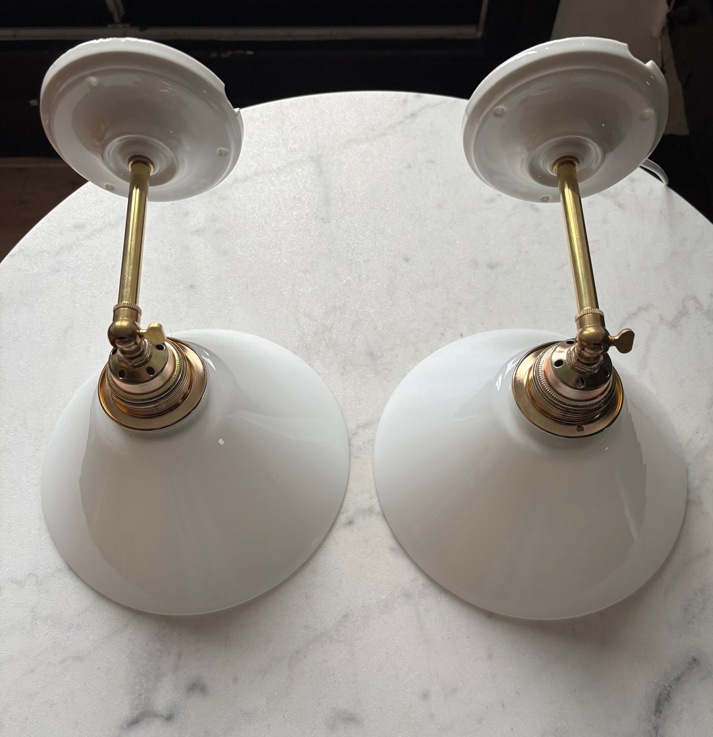 797/4 - Set van 2 - Vintage witte Franse 'driehoek' wandlampen