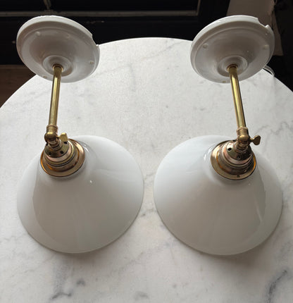 797/4 - Set van 2 - Vintage witte Franse 'driehoek' wandlampen