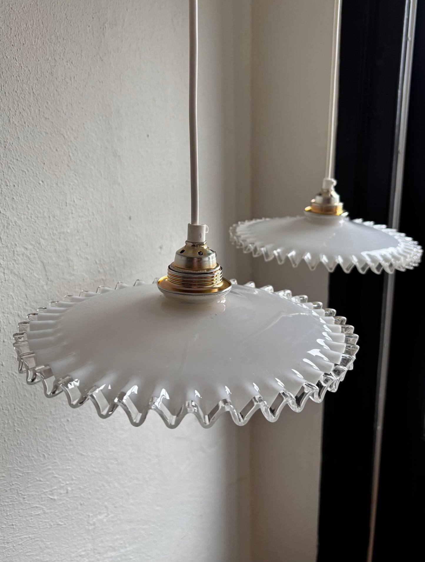 793 - Set van 2 - Vintage opaline melkglazen 'kartel' hanglampen