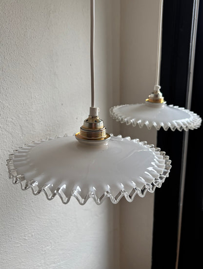 793 - Set van 2 - Vintage opaline melkglazen 'kartel' hanglampen