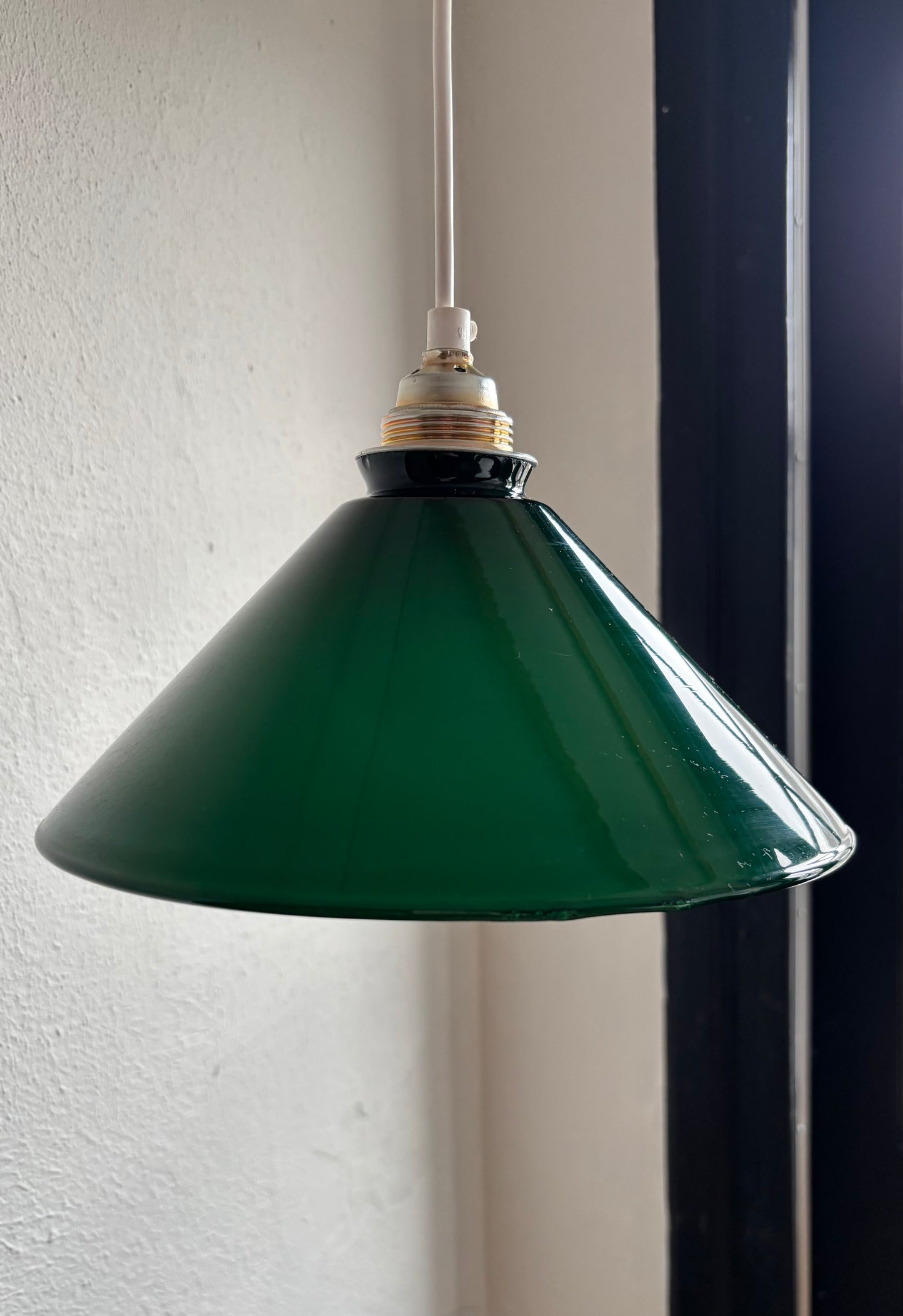 828 - Vintage groene opaline melkglazen 'driehoek' hanglamp