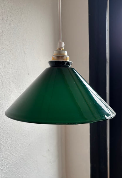 828 - Vintage groene opaline melkglazen 'driehoek' hanglamp