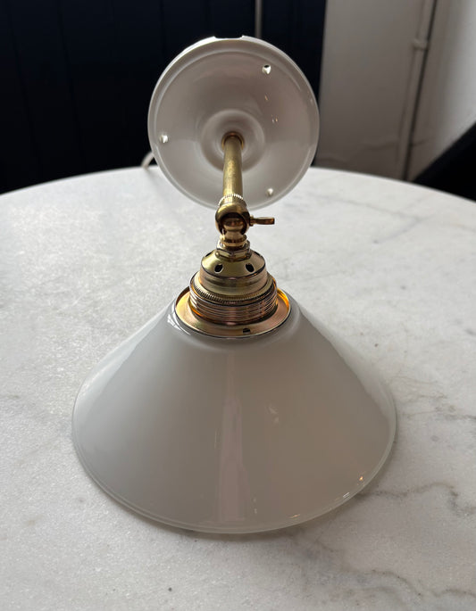 584/1 - Vintage witte Franse 'driehoek' wandlamp