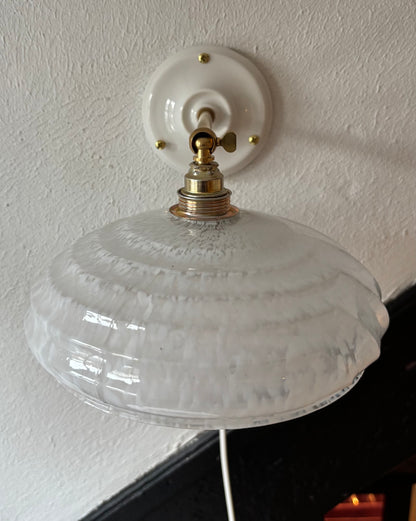 755/5 - Set van 2 - Vintage witte Clichy gewolkte glazen wandlampen
