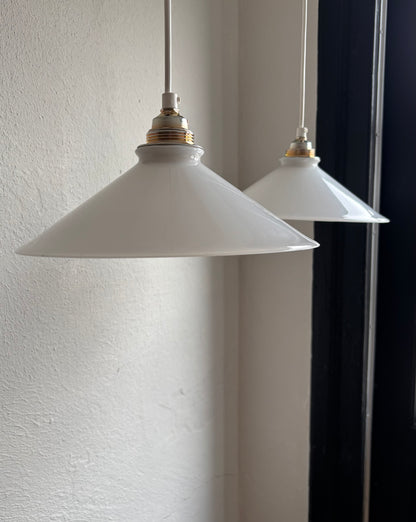 835 - Set van 2 - Vintage opaline melkglazen 'driehoek' hanglampen