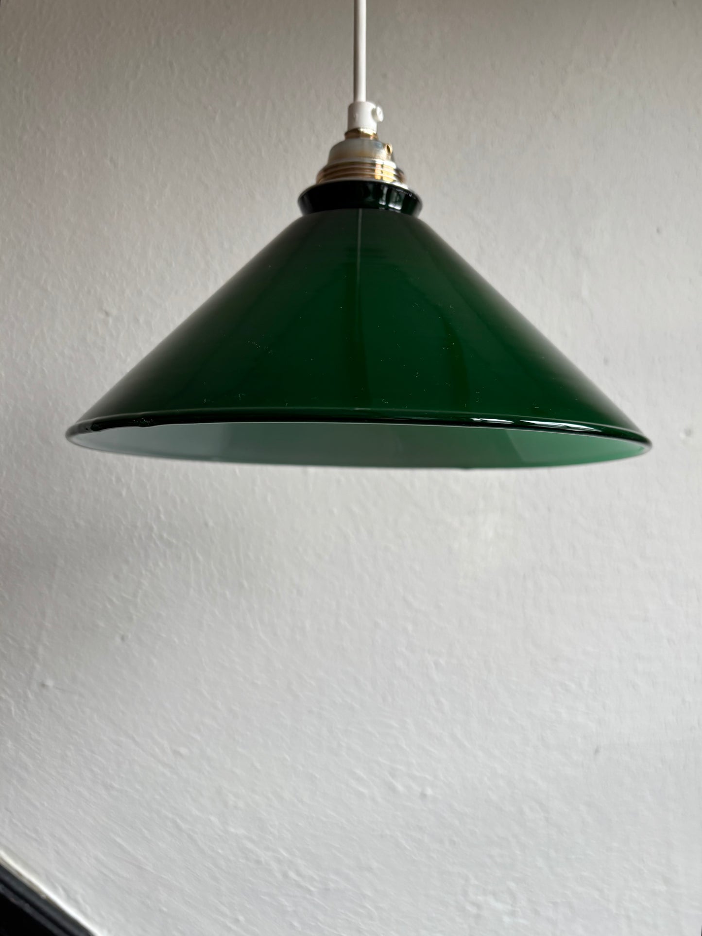 828 - Vintage groene opaline melkglazen 'driehoek' hanglamp