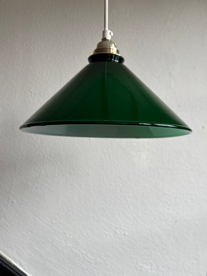 828 - Vintage groene opaline melkglazen 'driehoek' hanglamp