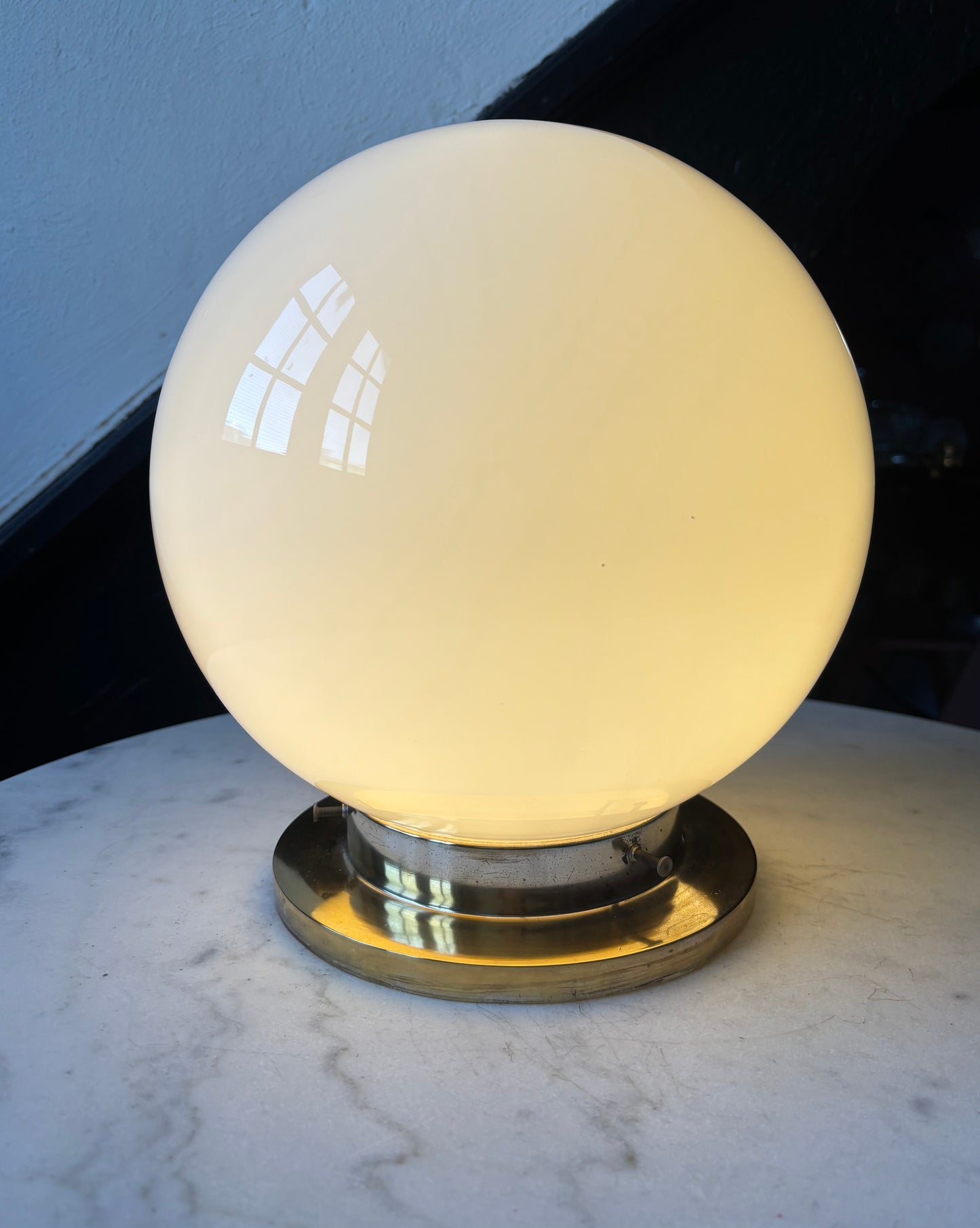 502 - Vintage globe schoollamp bollamp wit glas opaline plafoniere