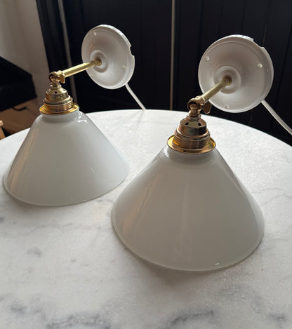 797/4 - Set van 2 - Vintage witte Franse 'driehoek' wandlampen