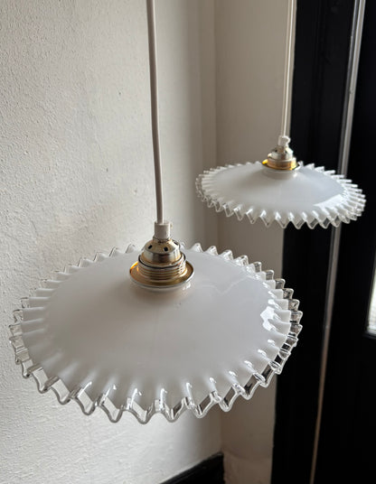 793 - Set van 2 - Vintage opaline melkglazen 'kartel' hanglampen