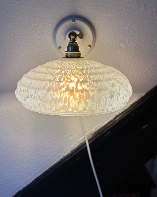 755/5 - Set van 2 - Vintage witte Clichy gewolkte glazen wandlampen