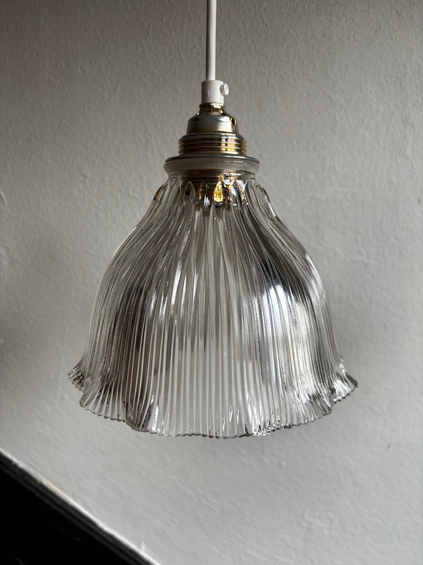 839 - Set van 2 - Vintage sierlijke holophane glazen streep hanglampen kap
