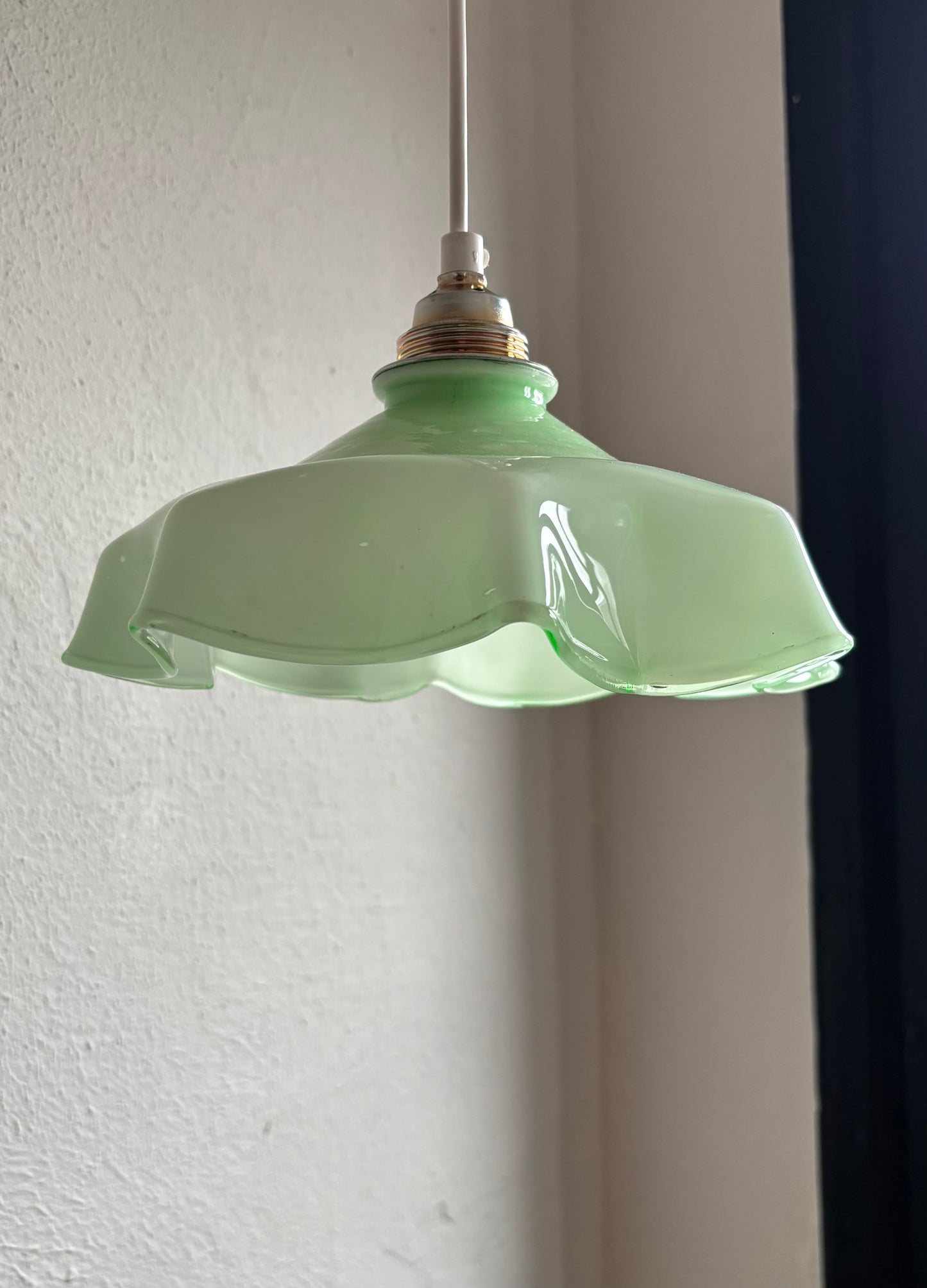 620 - Vintage groene opaline melkglazen 'bloem' hanglamp