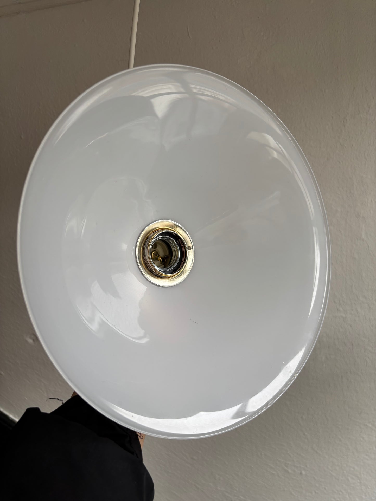 835 - Set van 2 - Vintage opaline melkglazen 'driehoek' hanglampen