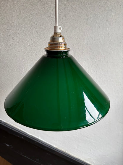828 - Vintage groene opaline melkglazen 'driehoek' hanglamp