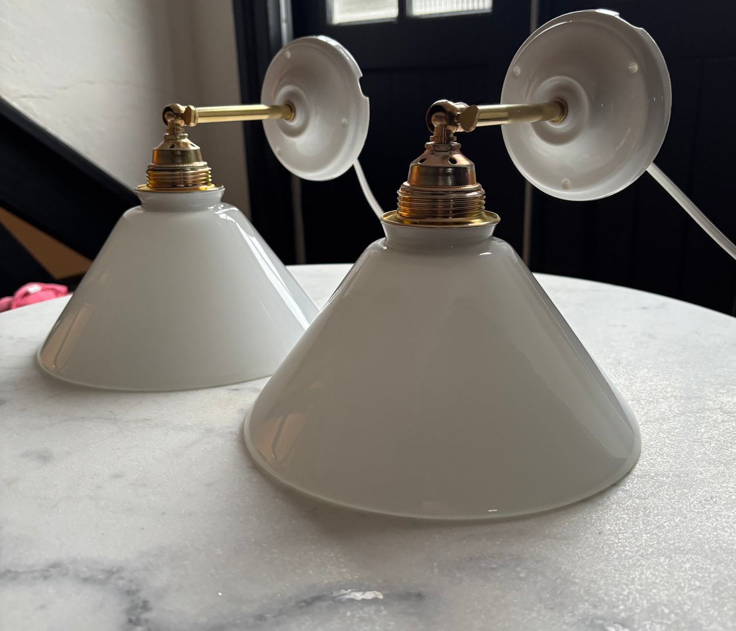 797/4 - Set van 2 - Vintage witte Franse 'driehoek' wandlampen