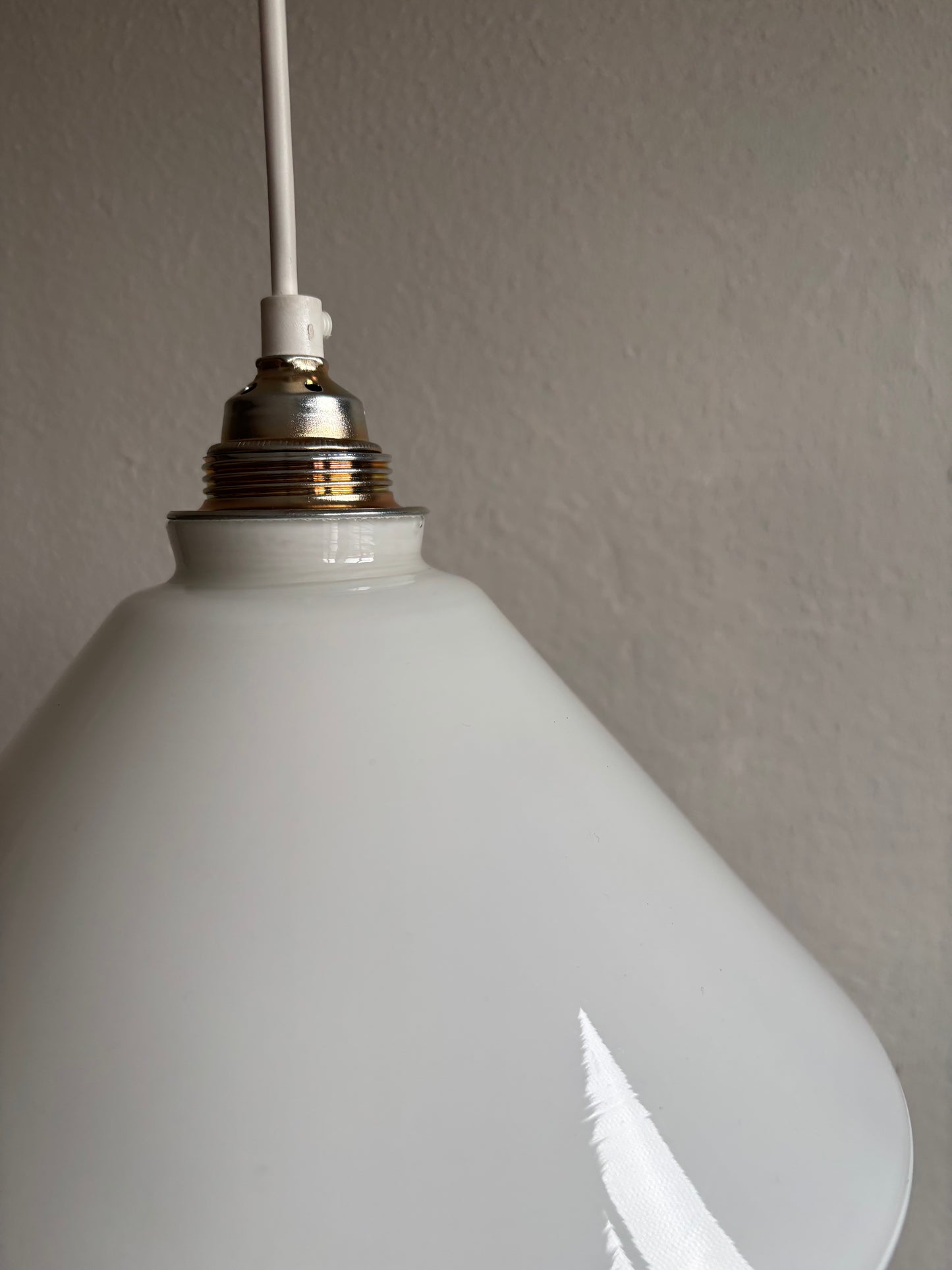 567/1 - Vintage opaline melkglazen 'driehoek' hanglamp