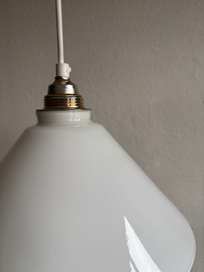 567/1 - Vintage opaline melkglazen 'driehoek' hanglamp