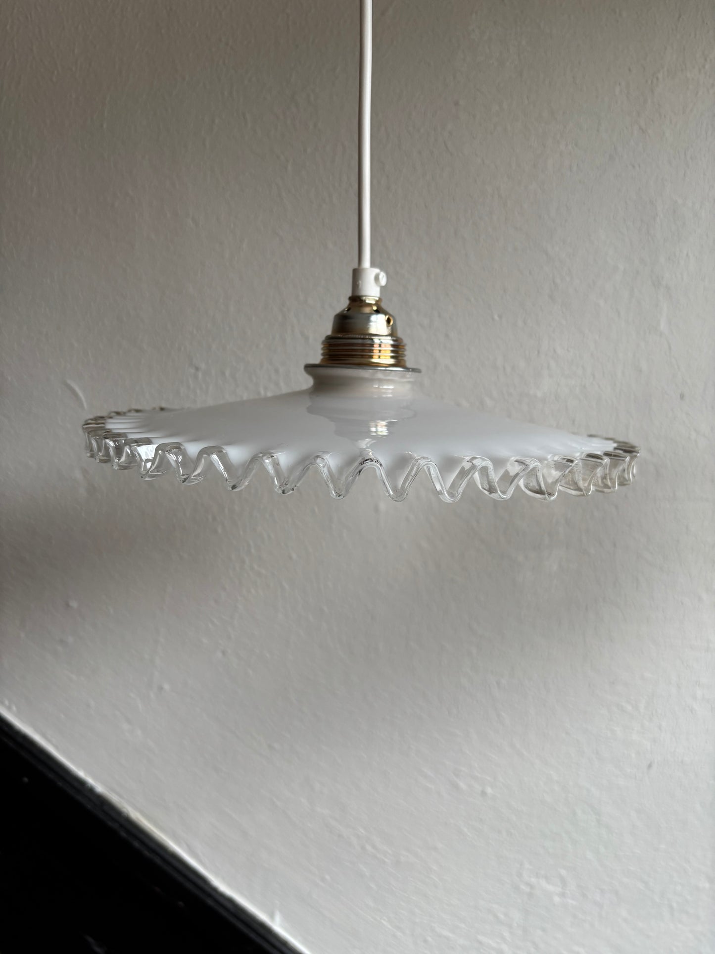 793 - Set van 2 - Vintage opaline melkglazen 'kartel' hanglampen