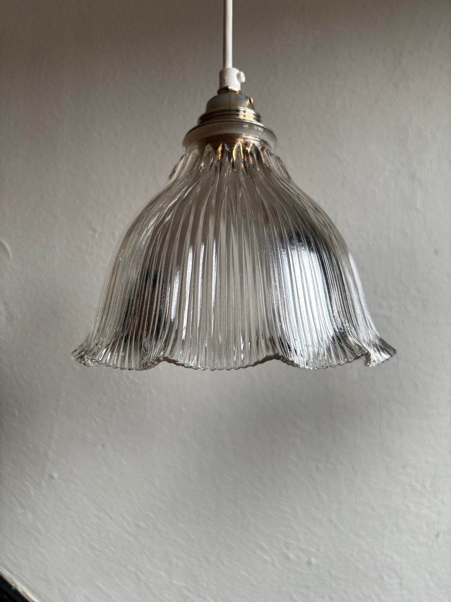 839 - Set van 2 - Vintage sierlijke holophane glazen streep hanglampen kap