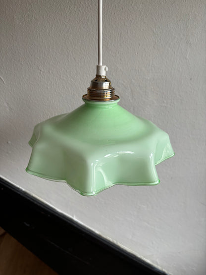 620 - Vintage groene opaline melkglazen 'bloem' hanglamp