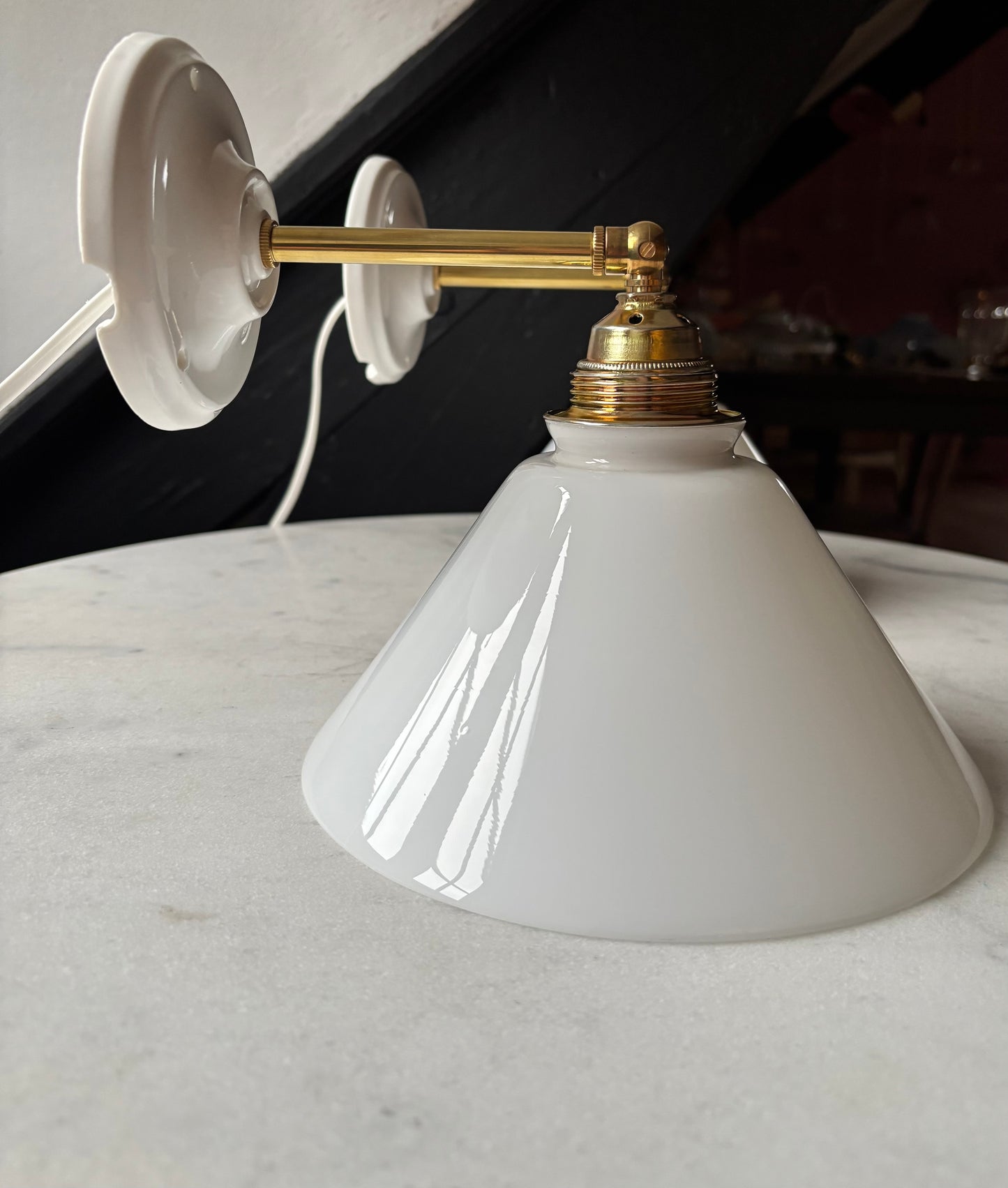 797/4 - Set van 2 - Vintage witte Franse 'driehoek' wandlampen