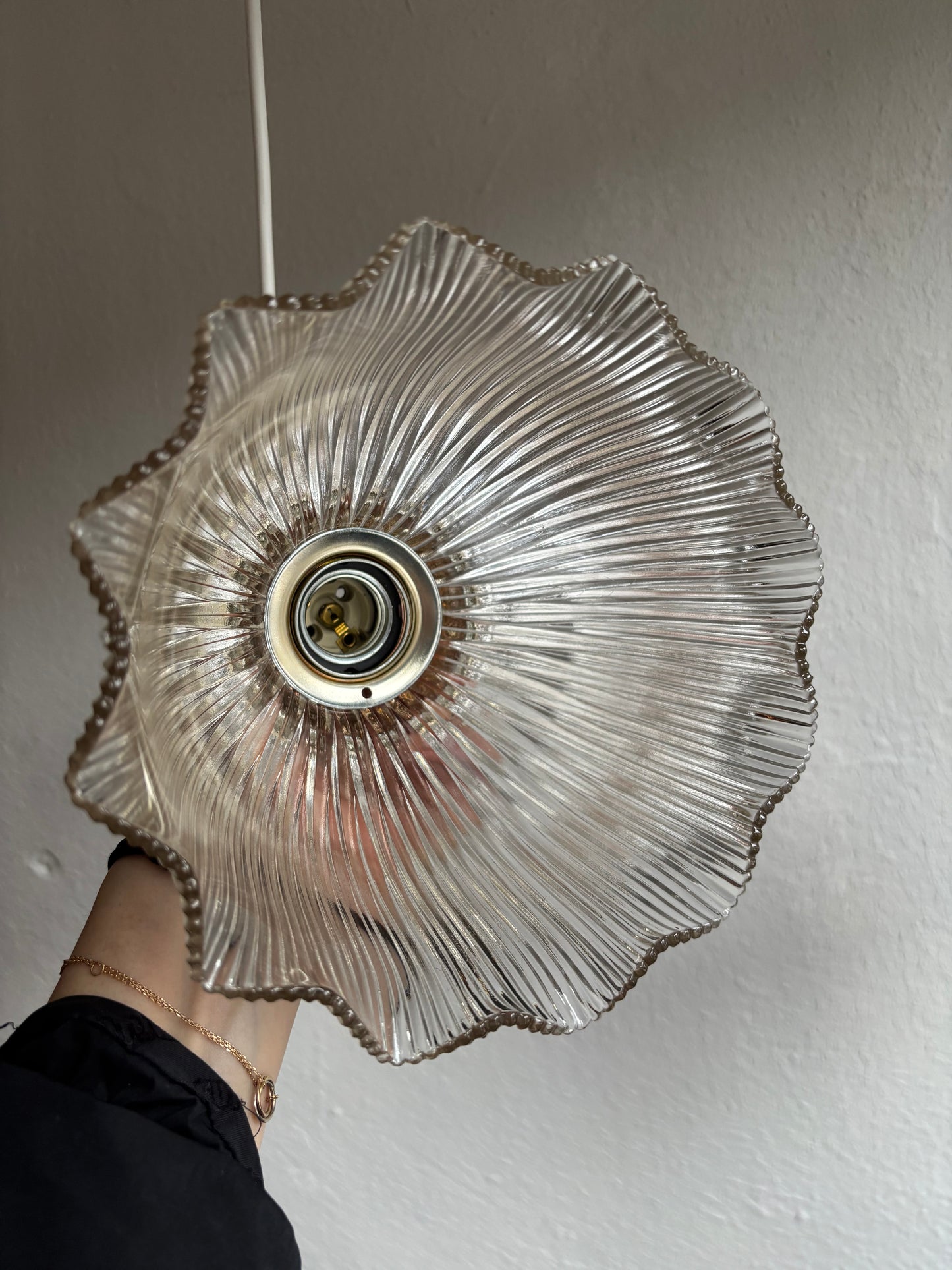 839 - Set van 2 - Vintage sierlijke holophane glazen streep hanglampen kap