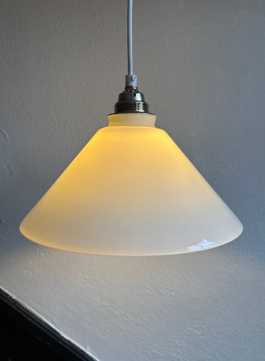 567/1 - Vintage opaline melkglazen 'driehoek' hanglamp