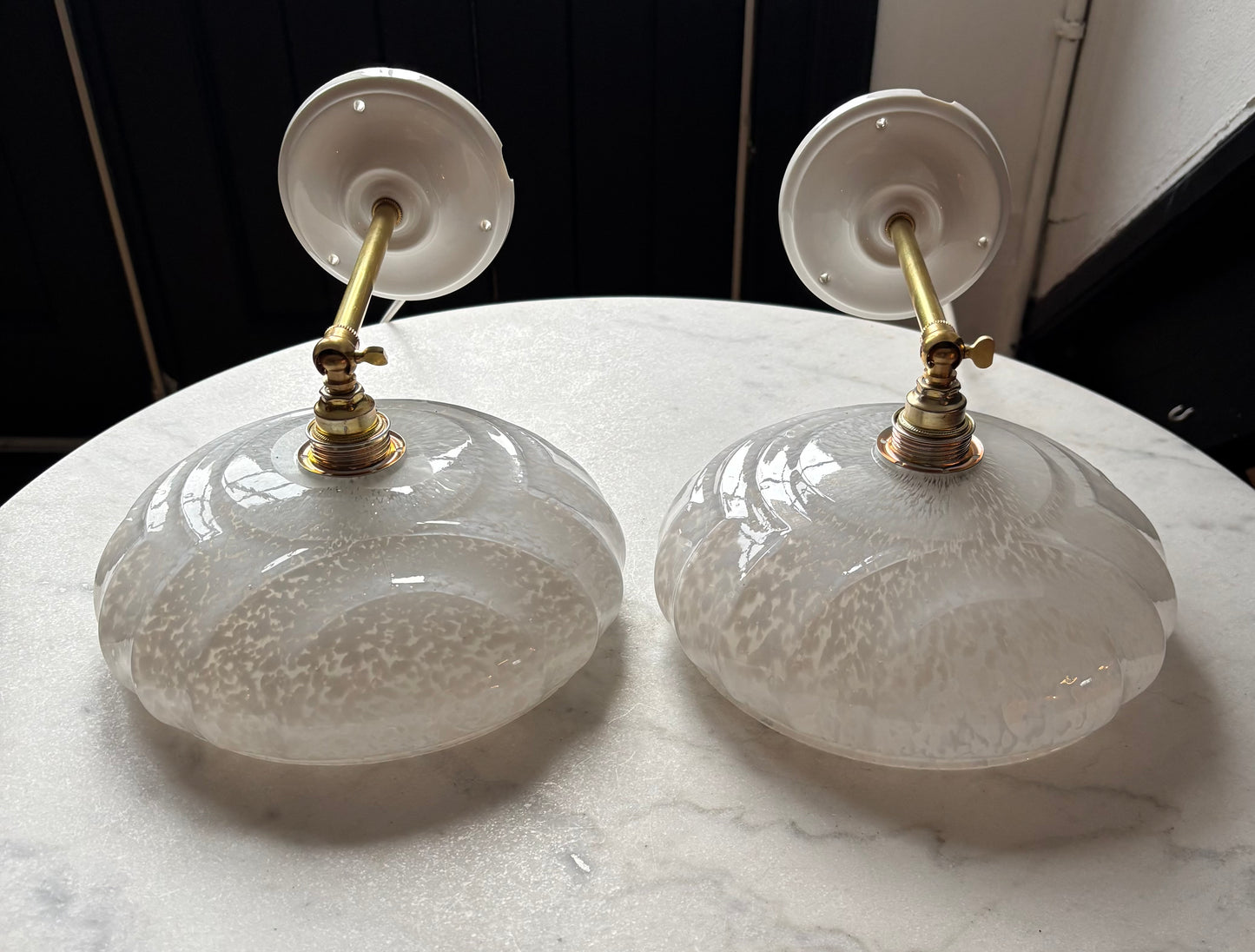 755/5 - Set van 2 - Vintage witte Clichy gewolkte glazen wandlampen