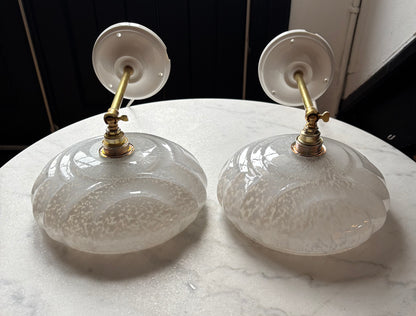 755/5 - Set van 2 - Vintage witte Clichy gewolkte glazen wandlampen