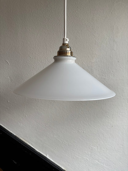 835 - Set van 2 - Vintage opaline melkglazen 'driehoek' hanglampen