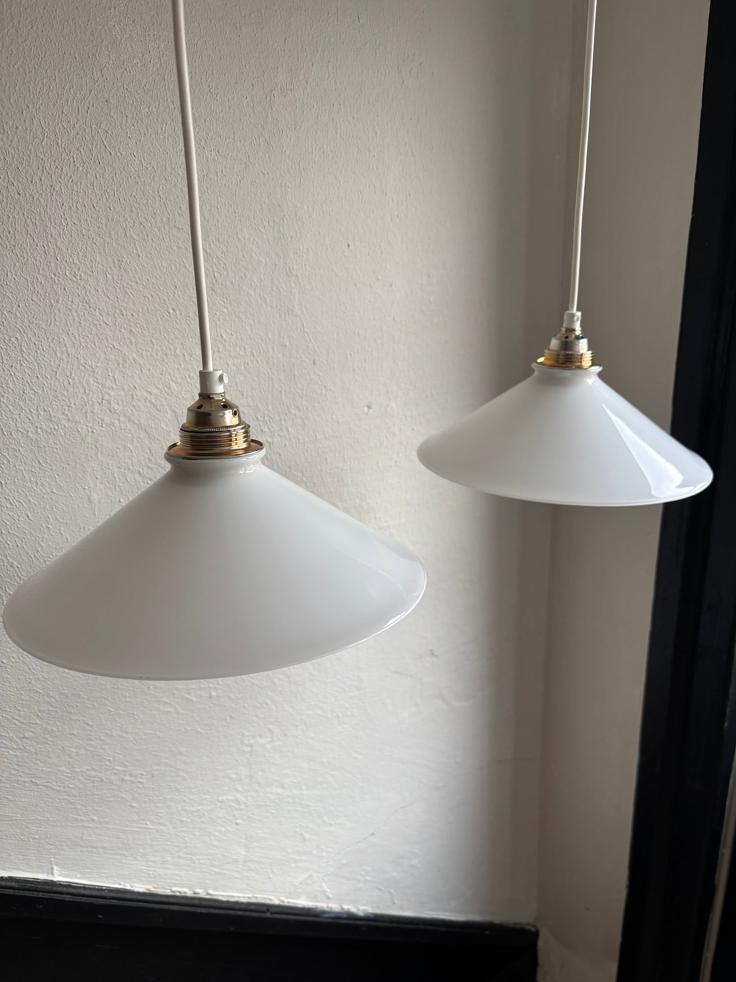 835 - Set van 2 - Vintage opaline melkglazen 'driehoek' hanglampen
