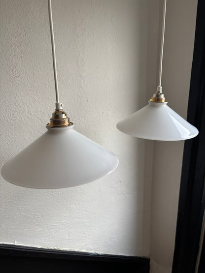 835 - Set van 2 - Vintage opaline melkglazen 'driehoek' hanglampen