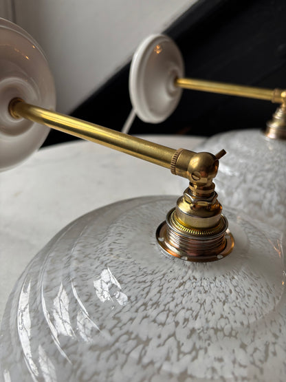 755/5 - Set van 2 - Vintage witte Clichy gewolkte glazen wandlampen