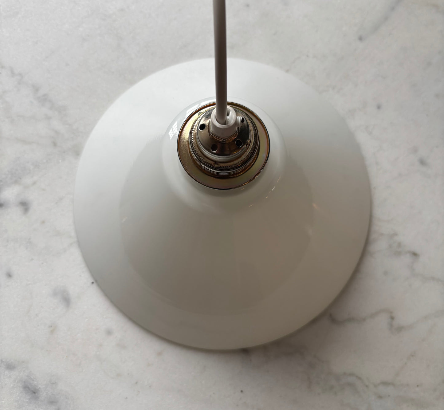 567/1 - Vintage opaline melkglazen 'driehoek' hanglamp