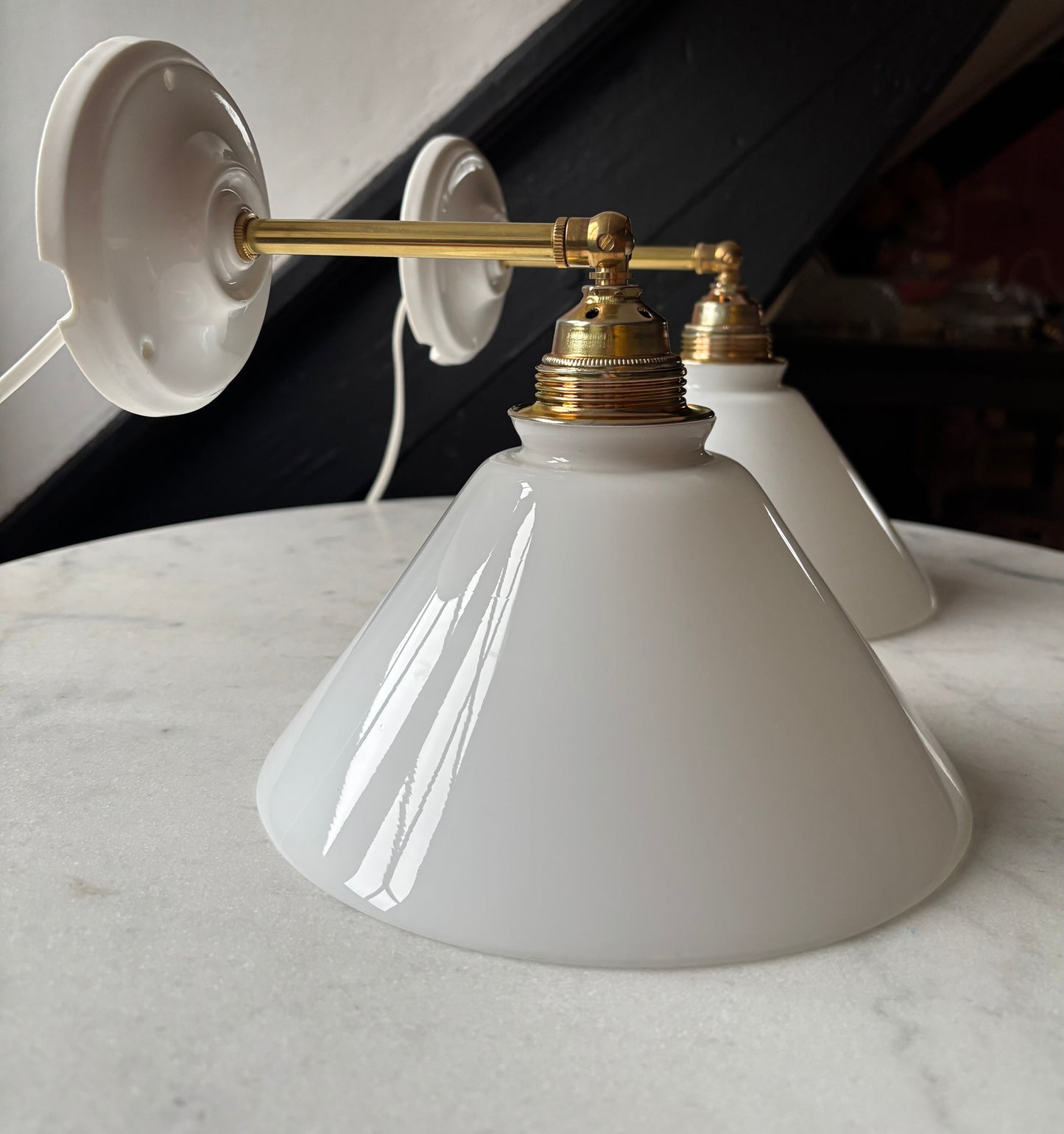 797/4 - Set van 2 - Vintage witte Franse 'driehoek' wandlampen