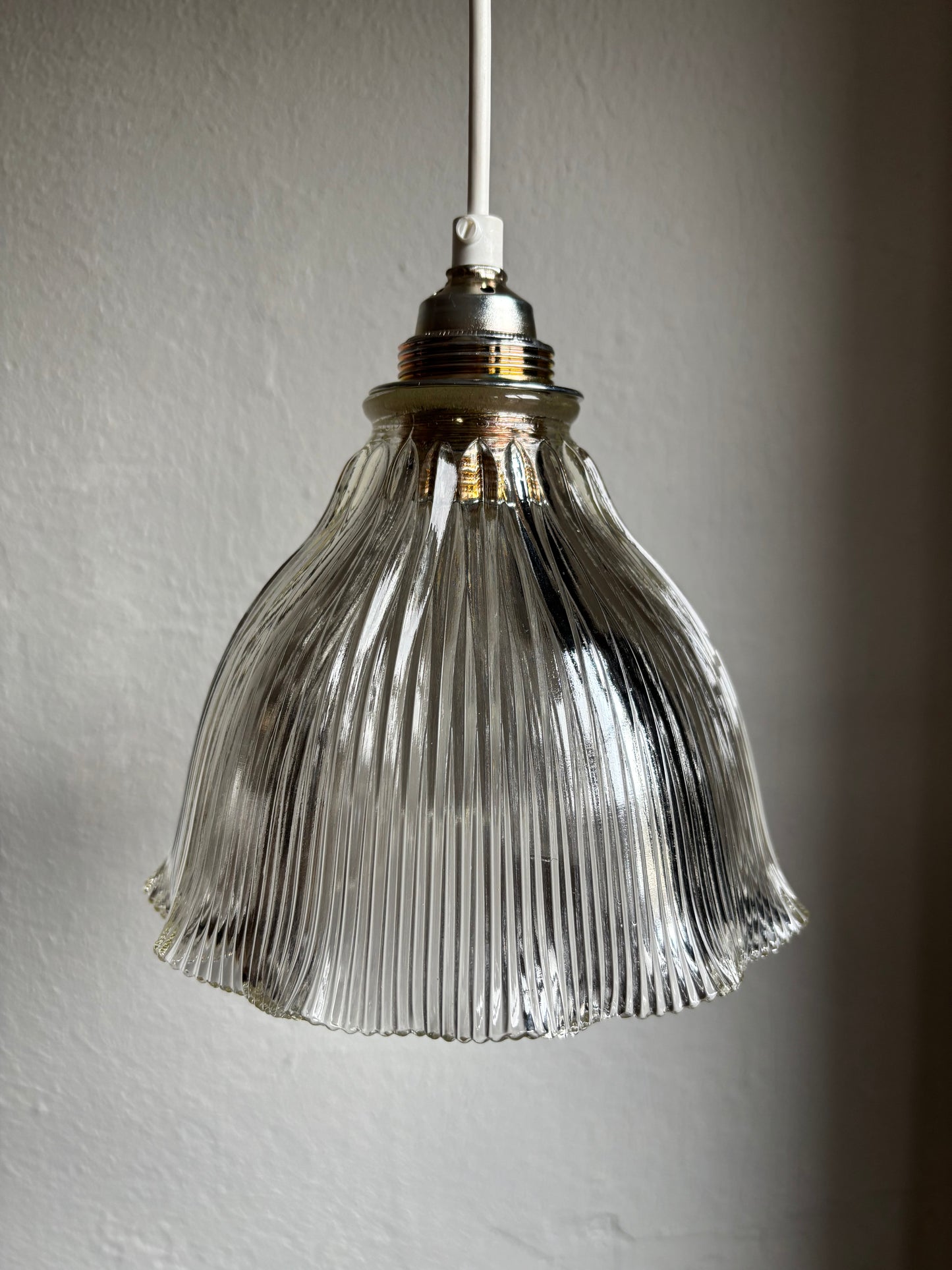 839 - Set van 2 - Vintage sierlijke holophane glazen streep hanglampen kap