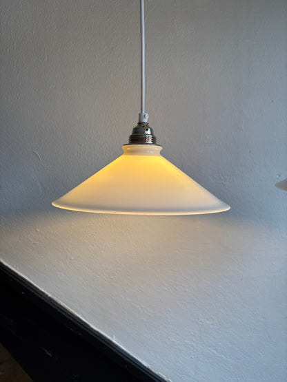 835 - Set van 2 - Vintage opaline melkglazen 'driehoek' hanglampen