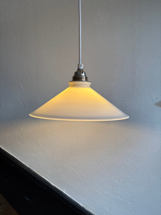 835 - Set van 2 - Vintage opaline melkglazen 'driehoek' hanglampen