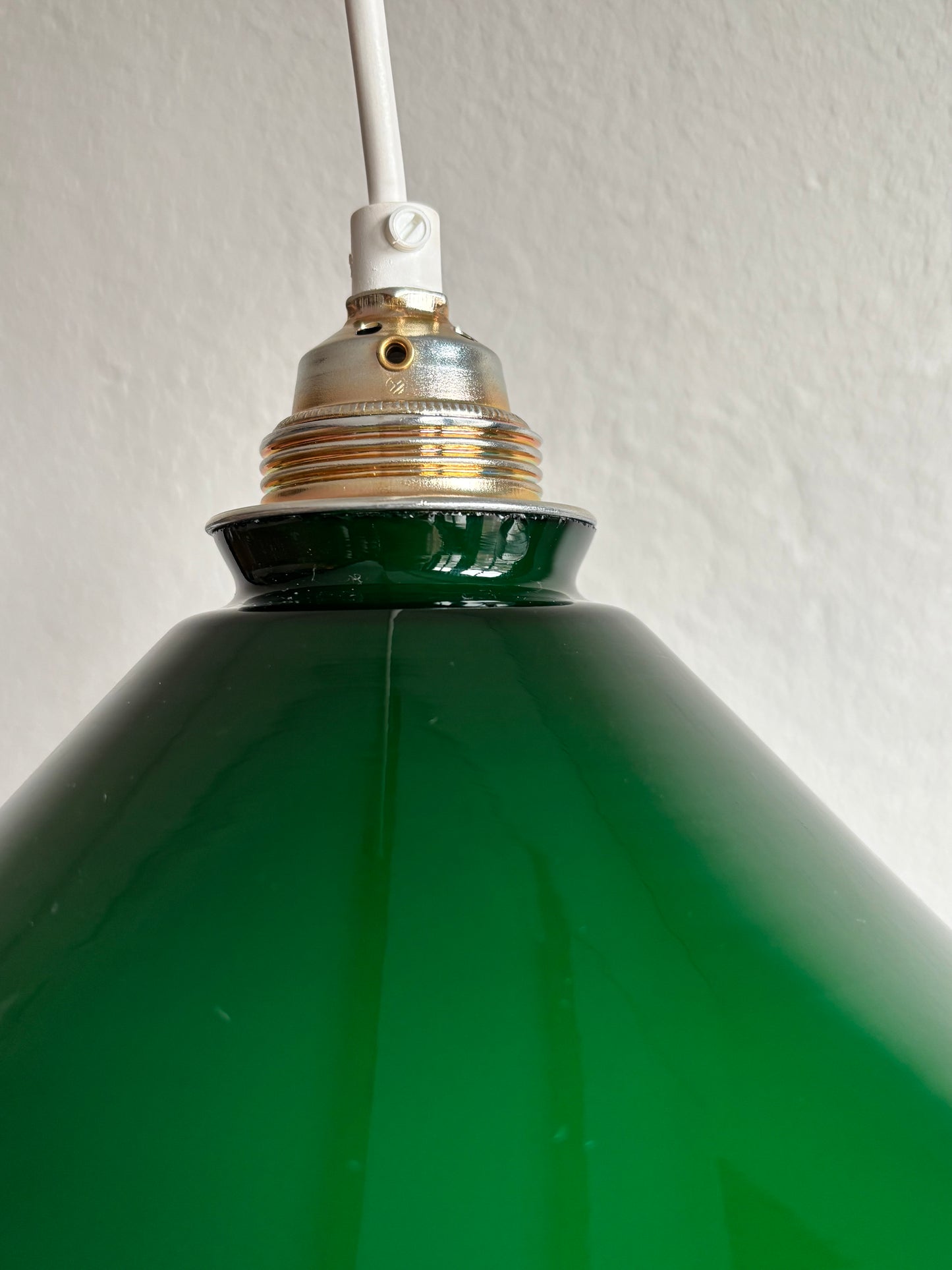 828 - Vintage groene opaline melkglazen 'driehoek' hanglamp