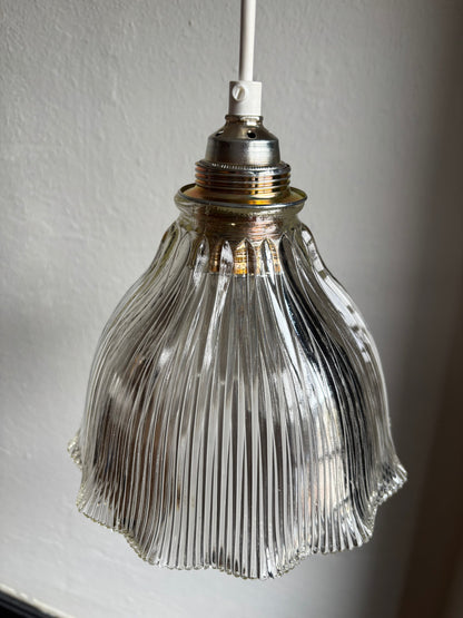 839 - Set van 2 - Vintage sierlijke holophane glazen streep hanglampen kap