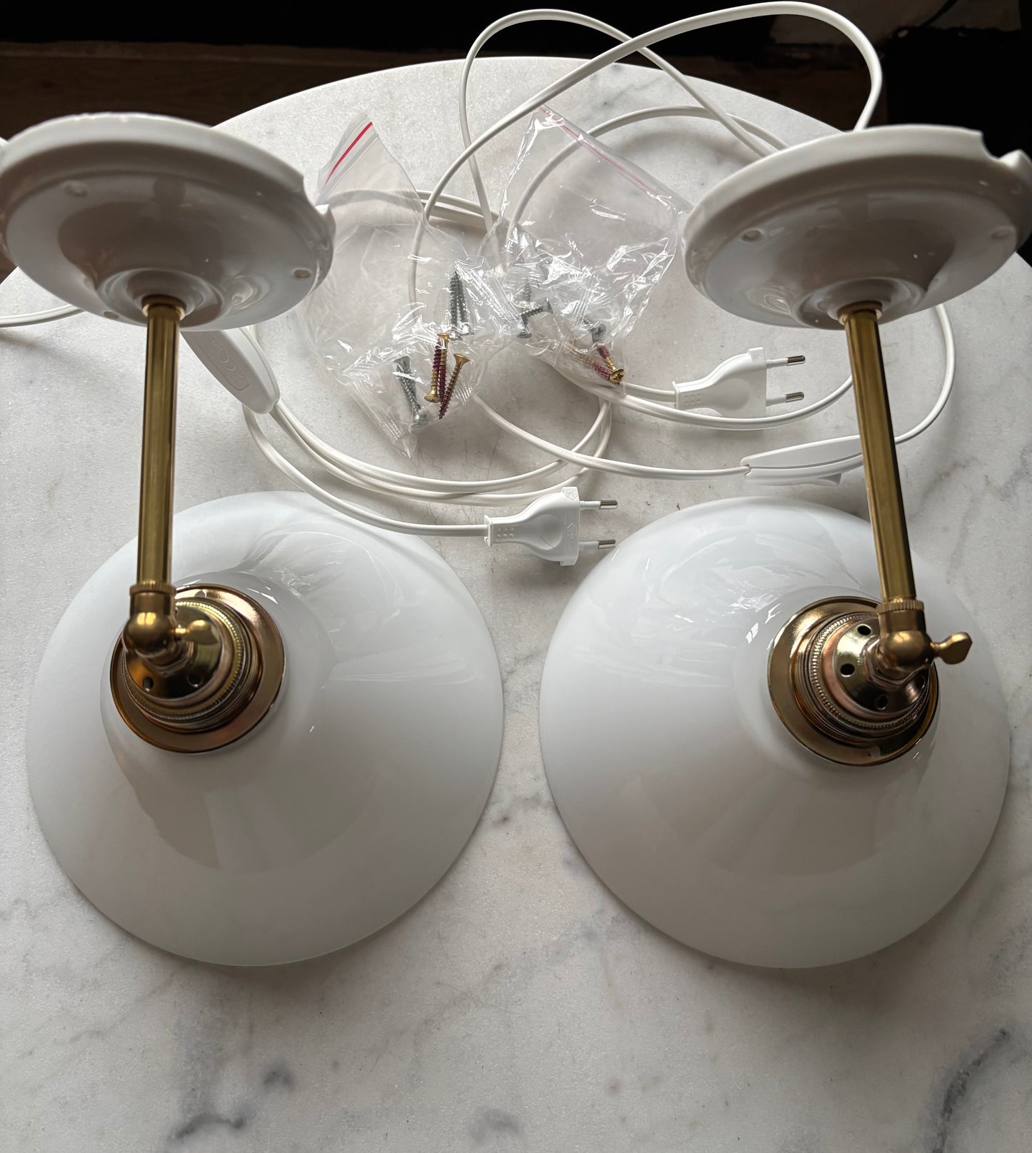 797/4 - Set van 2 - Vintage witte Franse 'driehoek' wandlampen