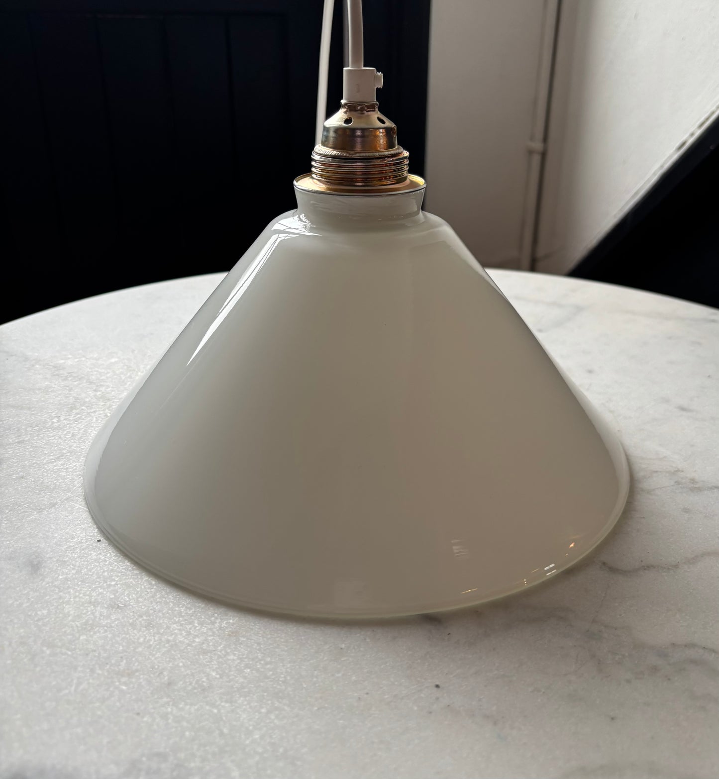 567/1 - Vintage opaline melkglazen 'driehoek' hanglamp