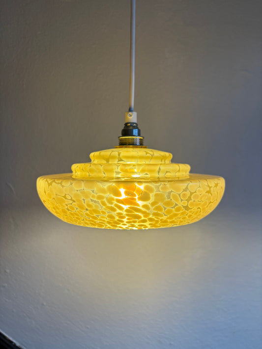 840/2 - Set van 2 - Vintage Franse clichy geel gewolkte glazen hanglampen