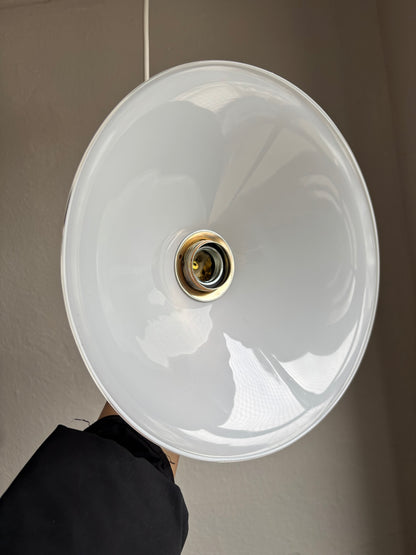 835 - Set van 2 - Vintage opaline melkglazen 'driehoek' hanglampen