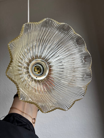 839 - Set van 2 - Vintage sierlijke holophane glazen streep hanglampen kap