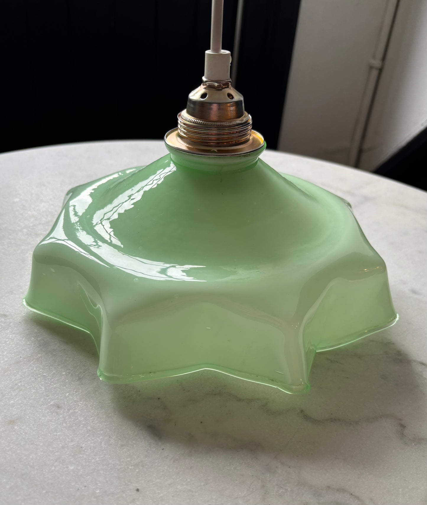 620 - Vintage groene opaline melkglazen 'bloem' hanglamp