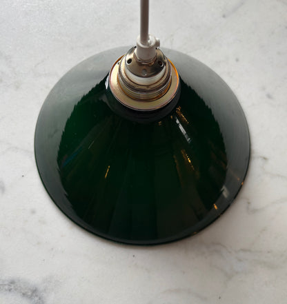 828 - Vintage groene opaline melkglazen 'driehoek' hanglamp